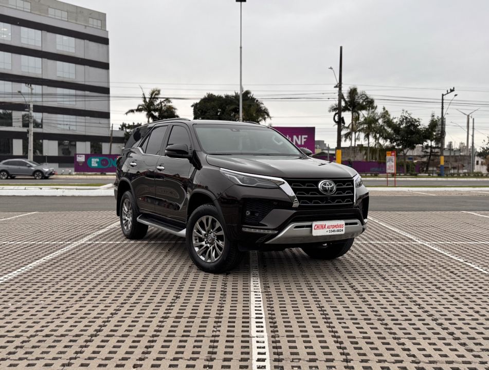Toyota Hilux SW4 SRX 4x4 2.8 TDI 16V Dies. Aut.