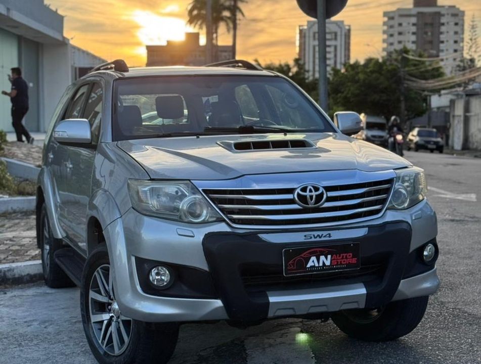 Toyota Hilux SW4 SRV D4-D 4x4 3.0 TDI Dies. Aut