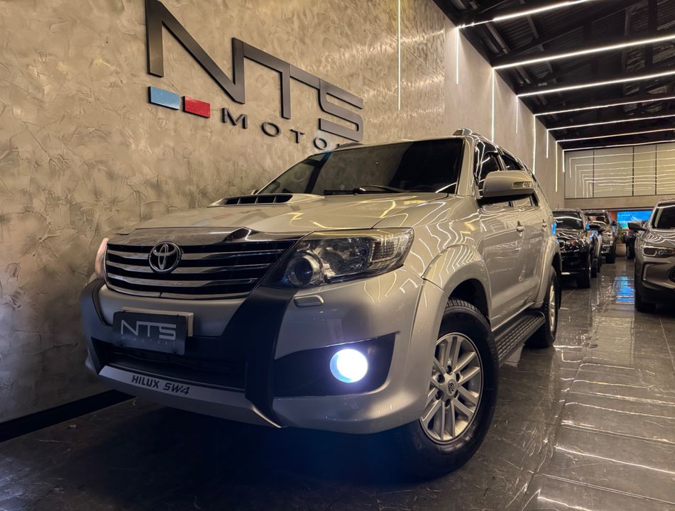 Toyota Hilux SW4 SR D4-D 4x4 3.0 TDI Dies. Aut
