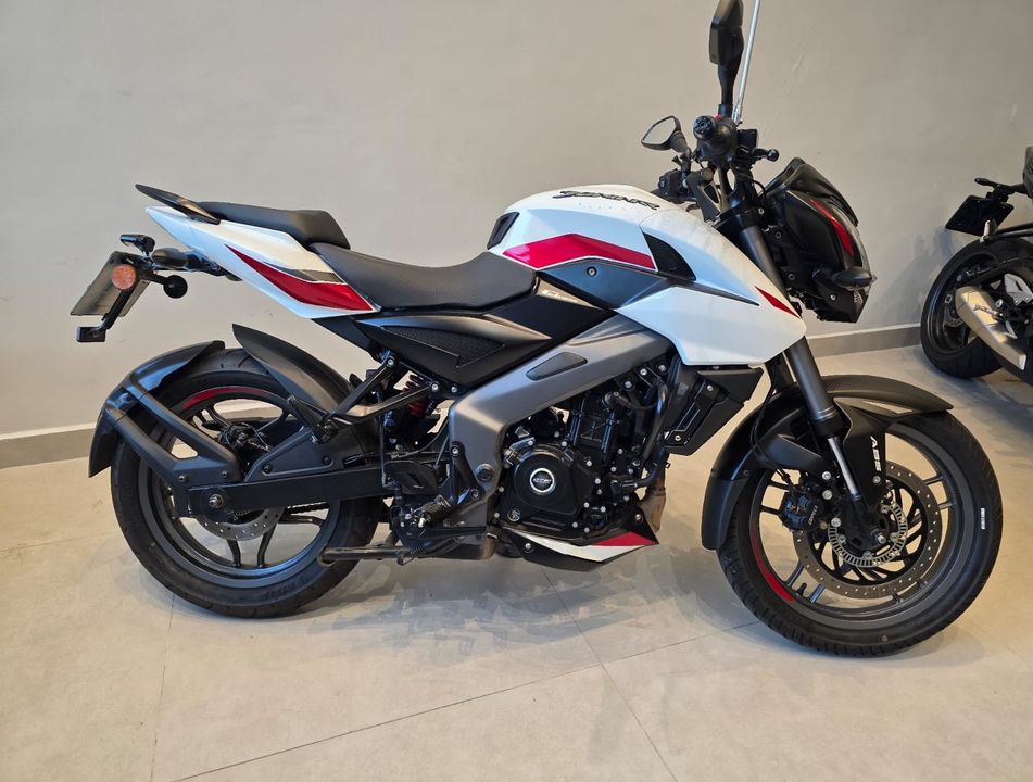BAJAJ DOMINAR 200