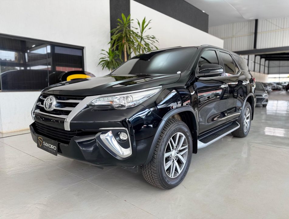 Toyota Hilux SW4 SRX 4x4 2.8 TDI 16V Dies. Aut.