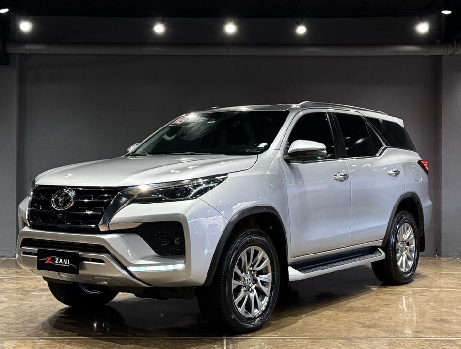 Toyota Hilux SW4 SRX 4x4 2.8 TDI 16V Dies. Aut.