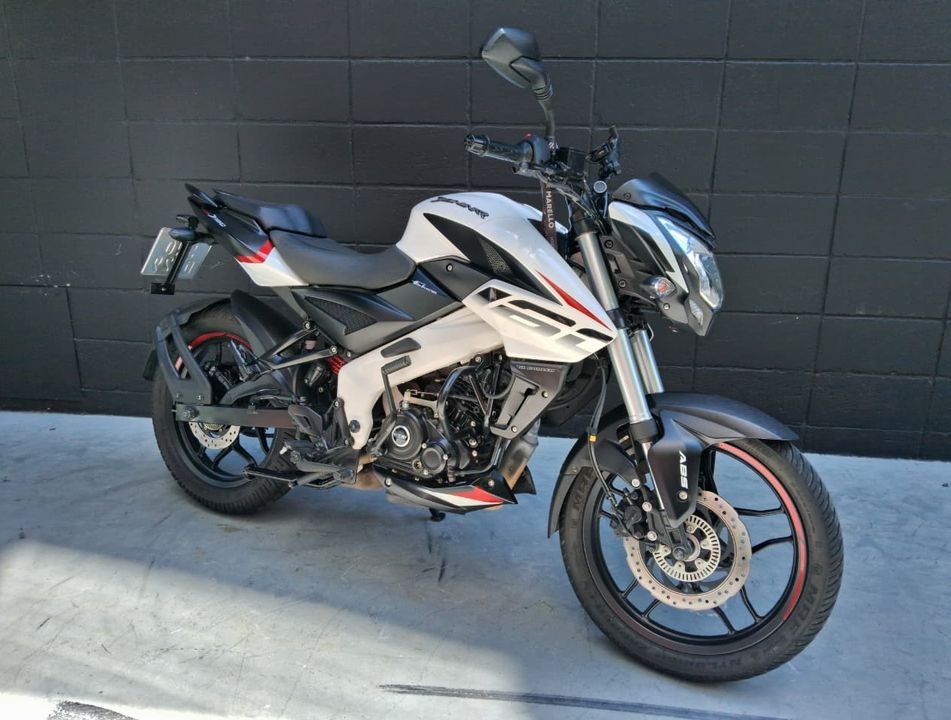 BAJAJ DOMINAR 160