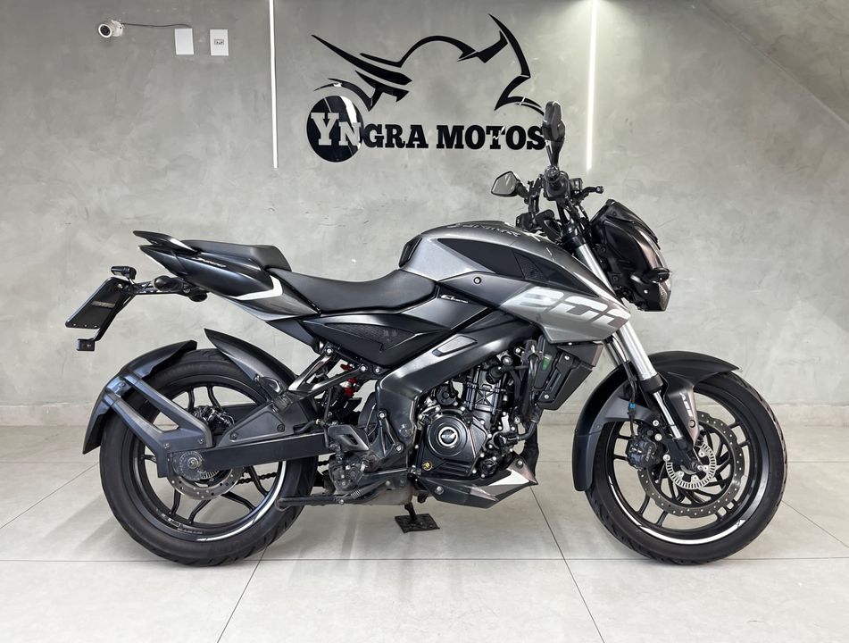 BAJAJ DOMINAR 200