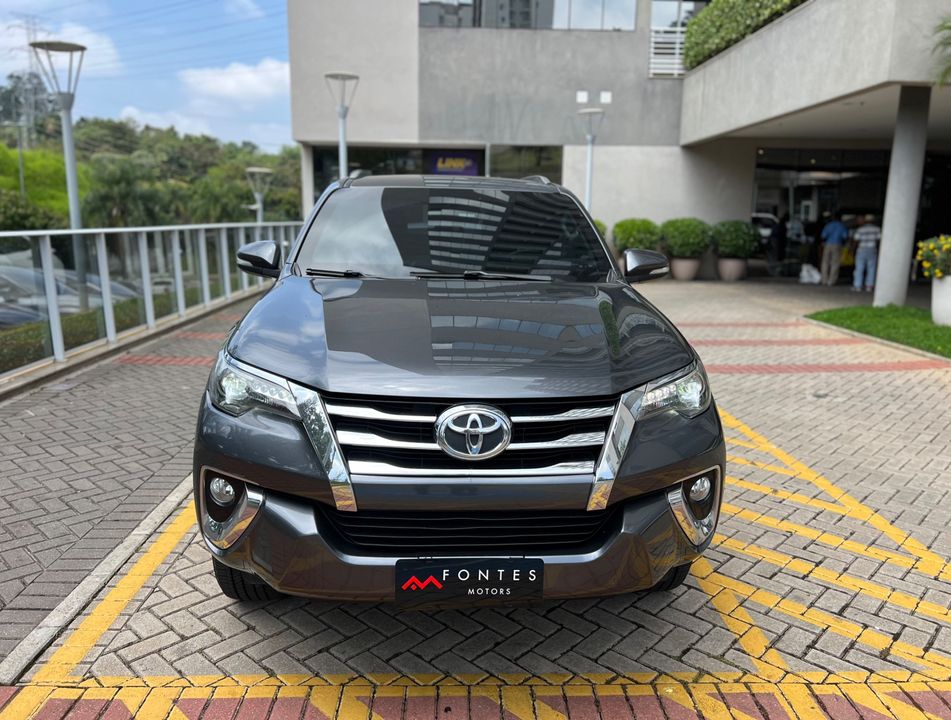 Toyota Hilux SW4 SRX 4x4 2.8 TDI 16V Dies. Aut.