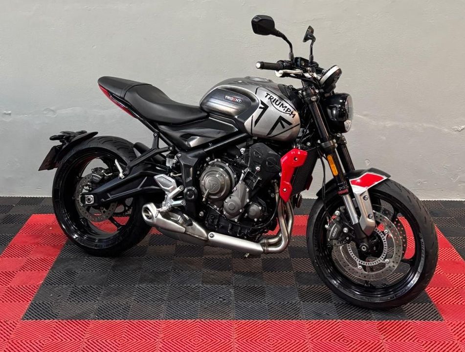 TRIUMPH TRIDENT 660