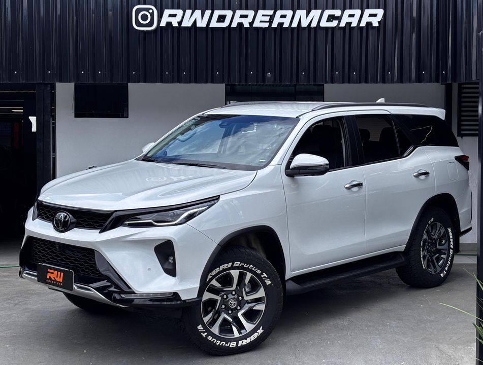 Toyota Hilux SW4 SRX Plat. 4x4 2.8 TB Die. Aut.