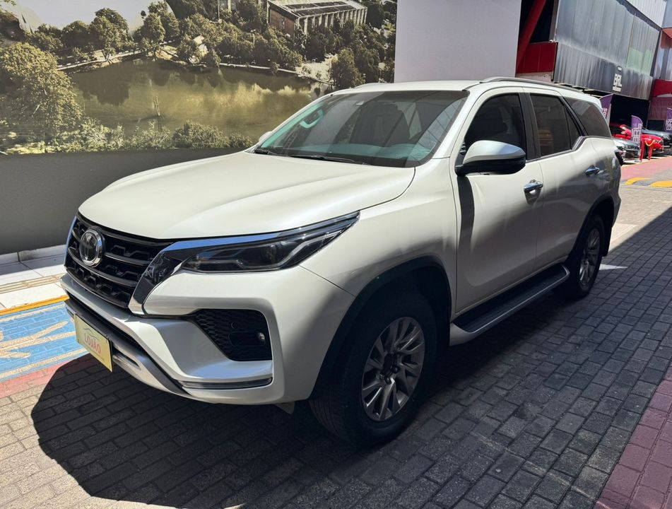 Toyota Hilux SW4 SRX 4x4 2.8 TDI 16V Dies. Aut.