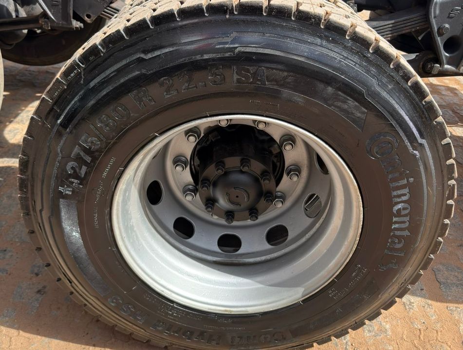 VOLKSWAGEN 24-250 E Constellation 3-Eixos 2p (diese