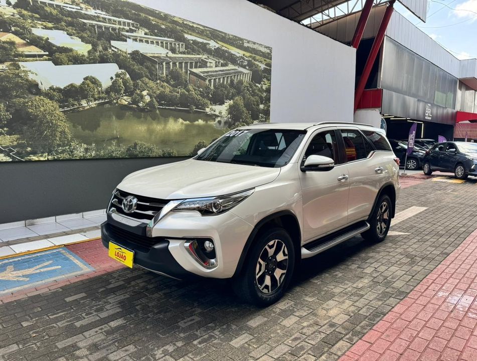 Toyota Hilux SW4 SRX 4x4 2.8 TDI 16V Dies. Aut.