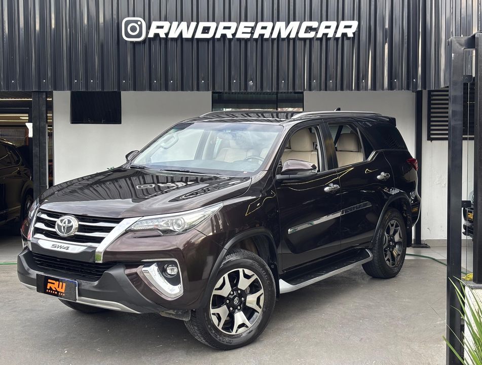 Toyota Hilux SW4 SRX Diamo. 4x4 2.8 TB Die Aut.