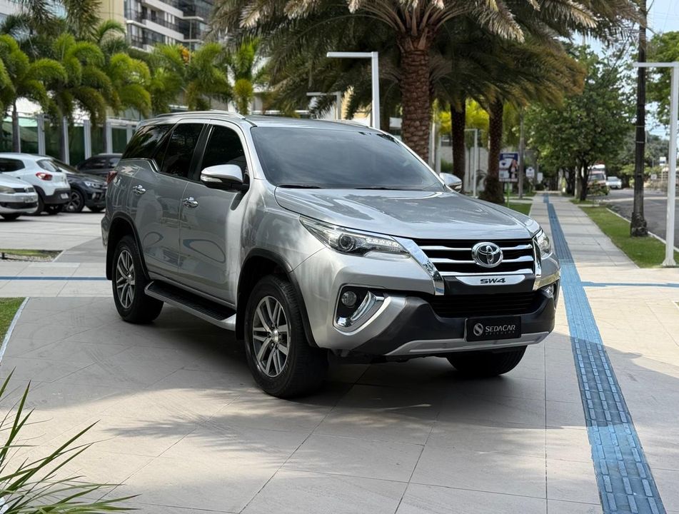 Toyota Hilux SW4 SRX 4x4 2.8 TDI 16V Dies. Aut.