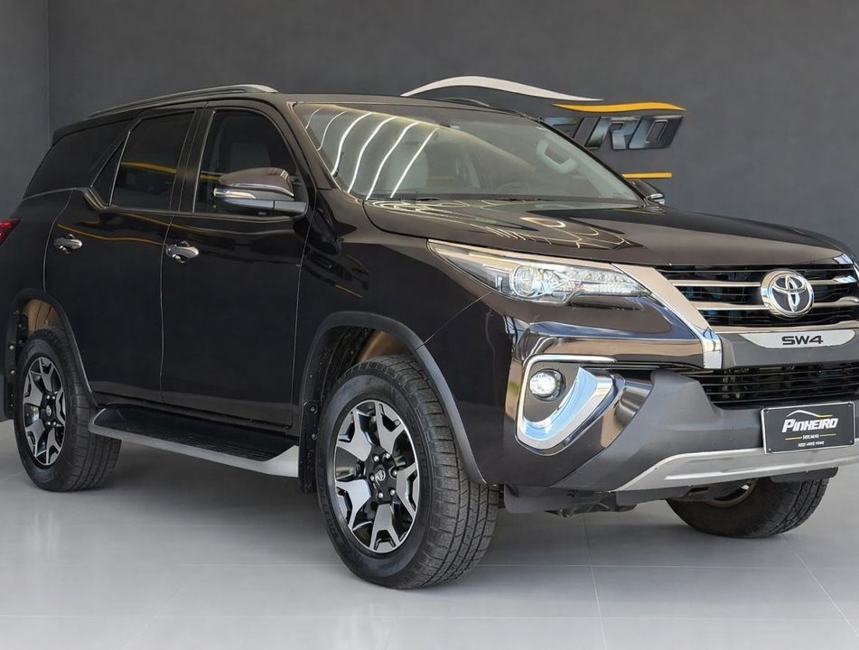 Toyota Hilux SW4 SRX Diamo. 4x4 2.8 TB Die Aut.