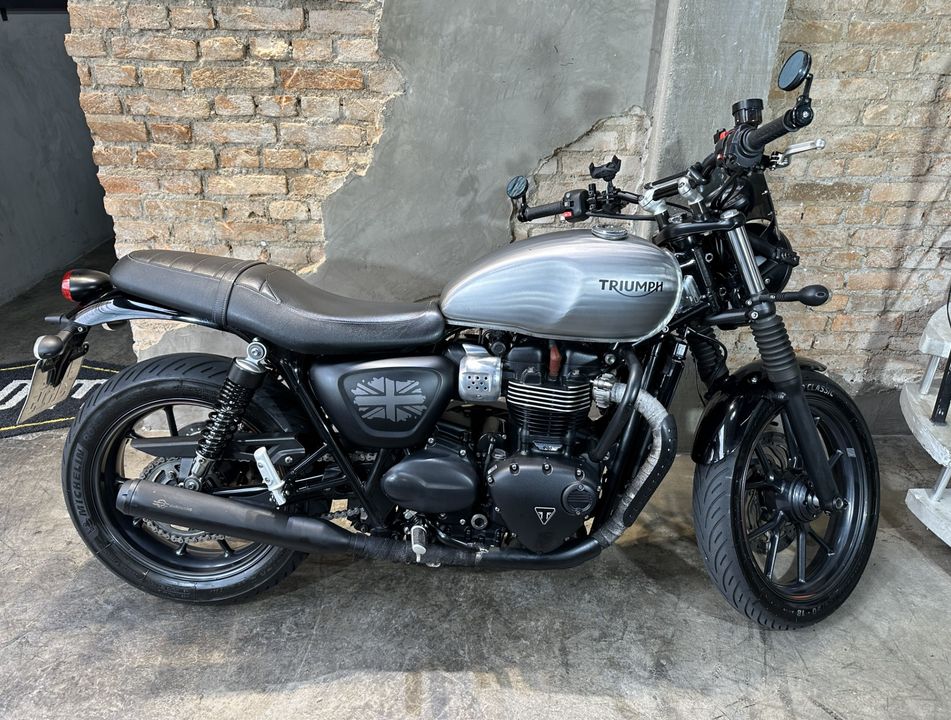 TRIUMPH STREET  TWIN 900cc