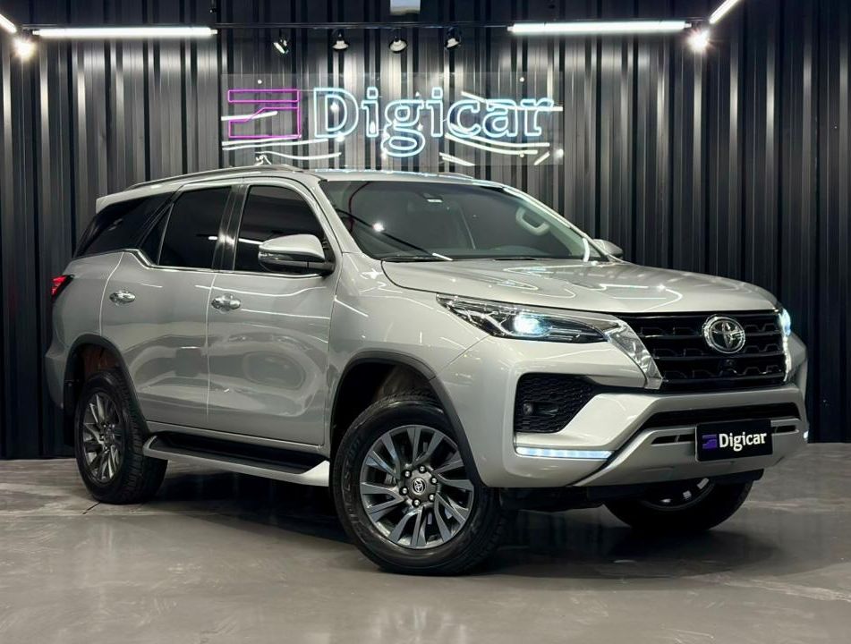 Toyota Hilux SW4 SRX 4x4 2.8 TDI 16V Dies. Aut.