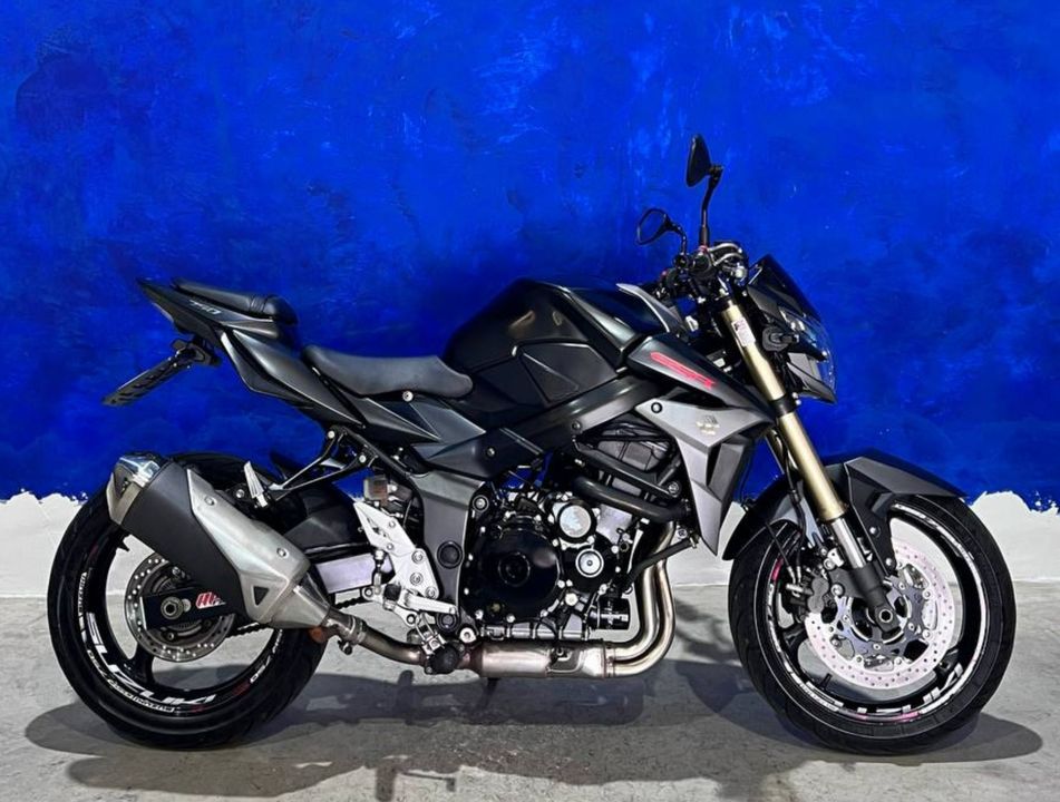 SUZUKI GSR 750