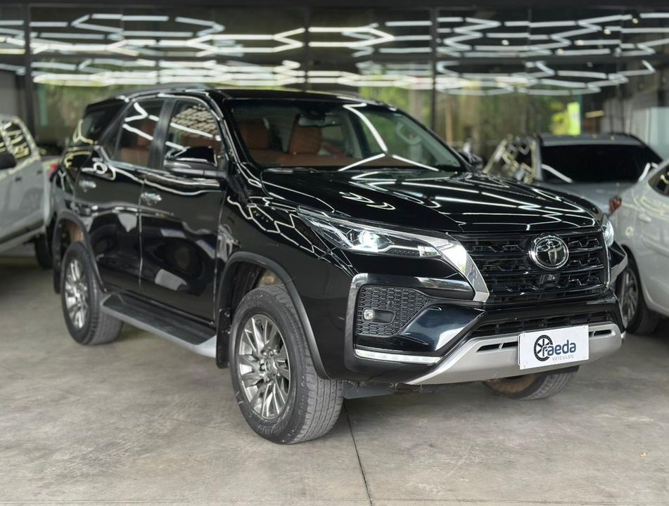 Toyota Hilux SW4 SRX 4x4 2.8 TDI 16V Dies. Aut.