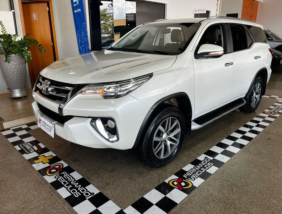 Toyota Hilux SW4 SRX 4x4 2.8 TDI 16V Dies. Aut.