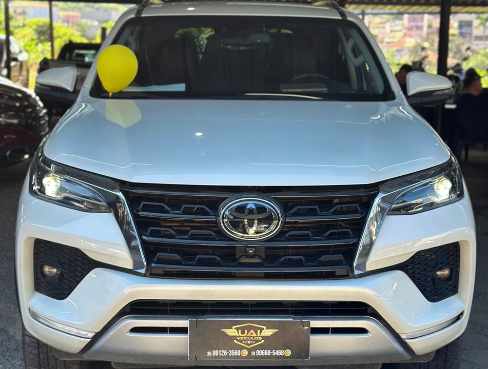 Toyota Hilux SW4 SRX 4x4 2.8 TDI 16V Dies. Aut.