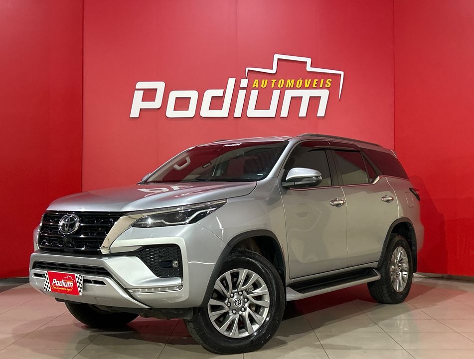 Toyota Hilux SW4 SRX 4x4 2.8 TDI 16V Dies. Aut.