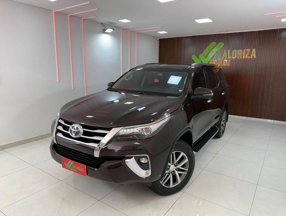 Toyota Hilux SW4 SRX 4x4 2.8 TDI 16V Dies. Aut.