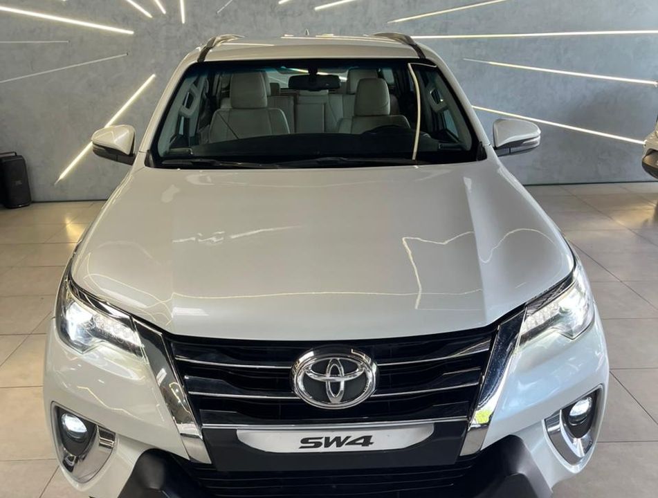 Toyota Hilux SW4 SRX Diamo. 4x4 2.8 TB Die Aut.