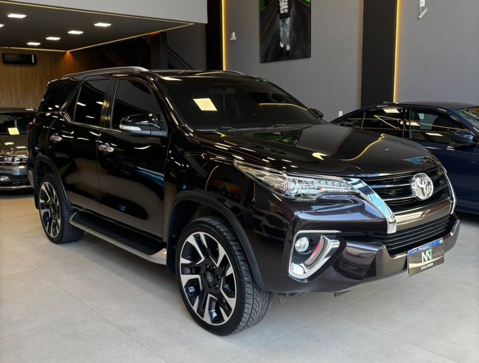 Toyota Hilux SW4 SRX 4x4 2.8 TDI 16V Dies. Aut.