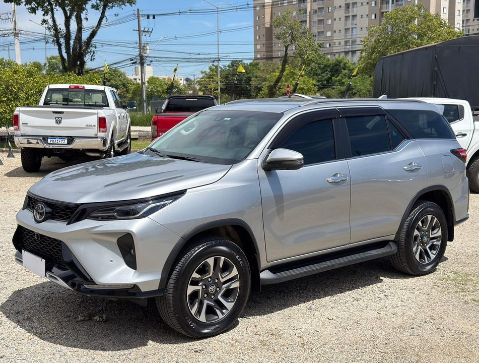 Toyota Hilux SW4 SRX 4x4 2.8 TDI 16V Dies. Aut.