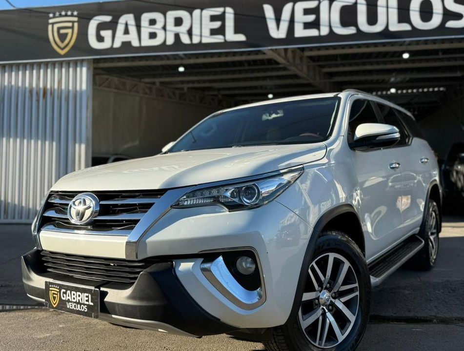 Toyota Hilux SW4 SRX 4x4 2.8 TDI 16V Dies. Aut.