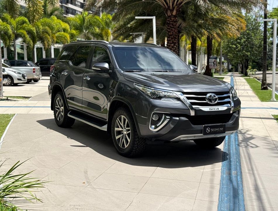 Toyota Hilux SW4 SRX 4x4 2.8 TDI 16V Dies. Aut.