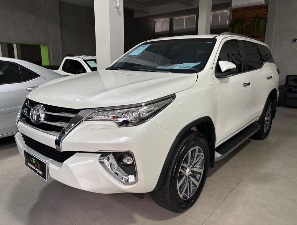 Toyota Hilux SW4 SRX 4x4 2.8 TDI 16V Dies. Aut.