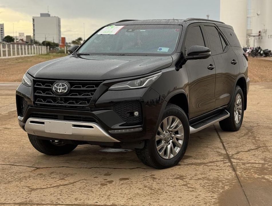 Toyota Hilux SW4 SRX 4x4 2.8 TDI 16V Dies. Aut.