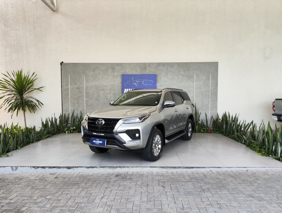 Toyota Hilux SW4 SRX 4x4 2.8 TDI 16V Dies. Aut.