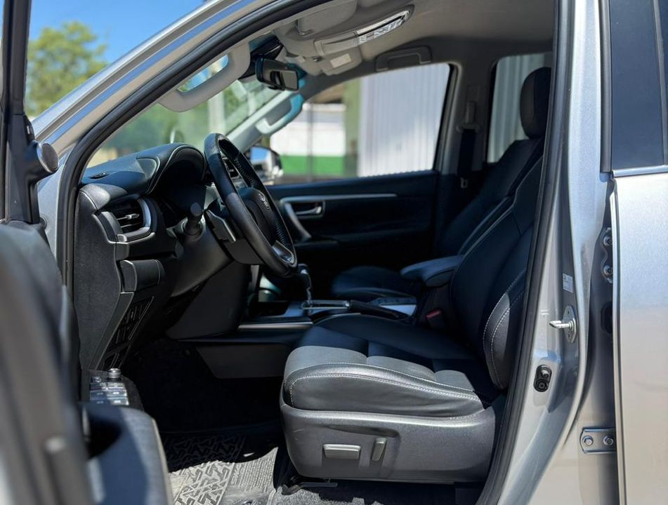 Toyota Hilux SW4 SRX 4x4 2.8 TDI 16V Dies. Aut.