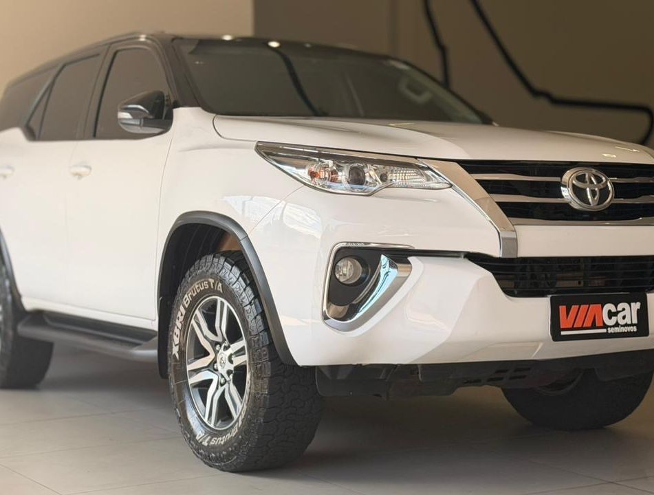 Toyota Hilux SW4 SR 4x2 2.7/ 2.7 Flex 16V Aut.