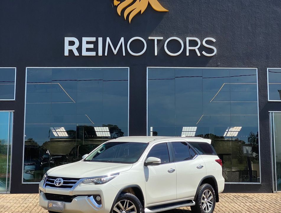 Toyota Hilux SW4 SRX 4x4 2.8 TDI 16V Dies. Aut.