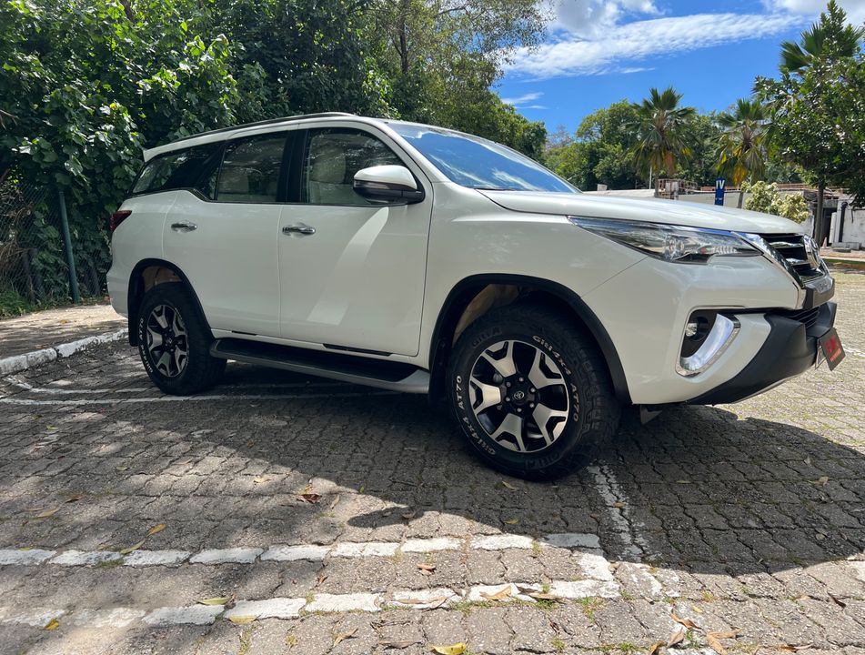 Toyota Hilux SW4 SRX Diamo. 4x4 2.8 TB Die Aut.