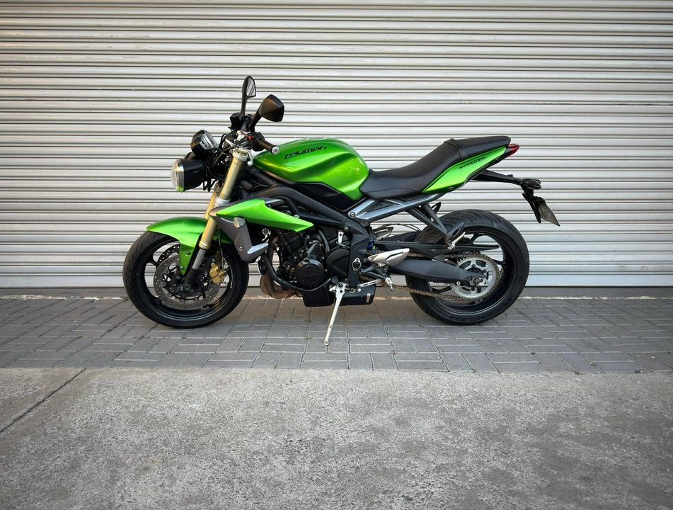 TRIUMPH STREET TRIPLE 675